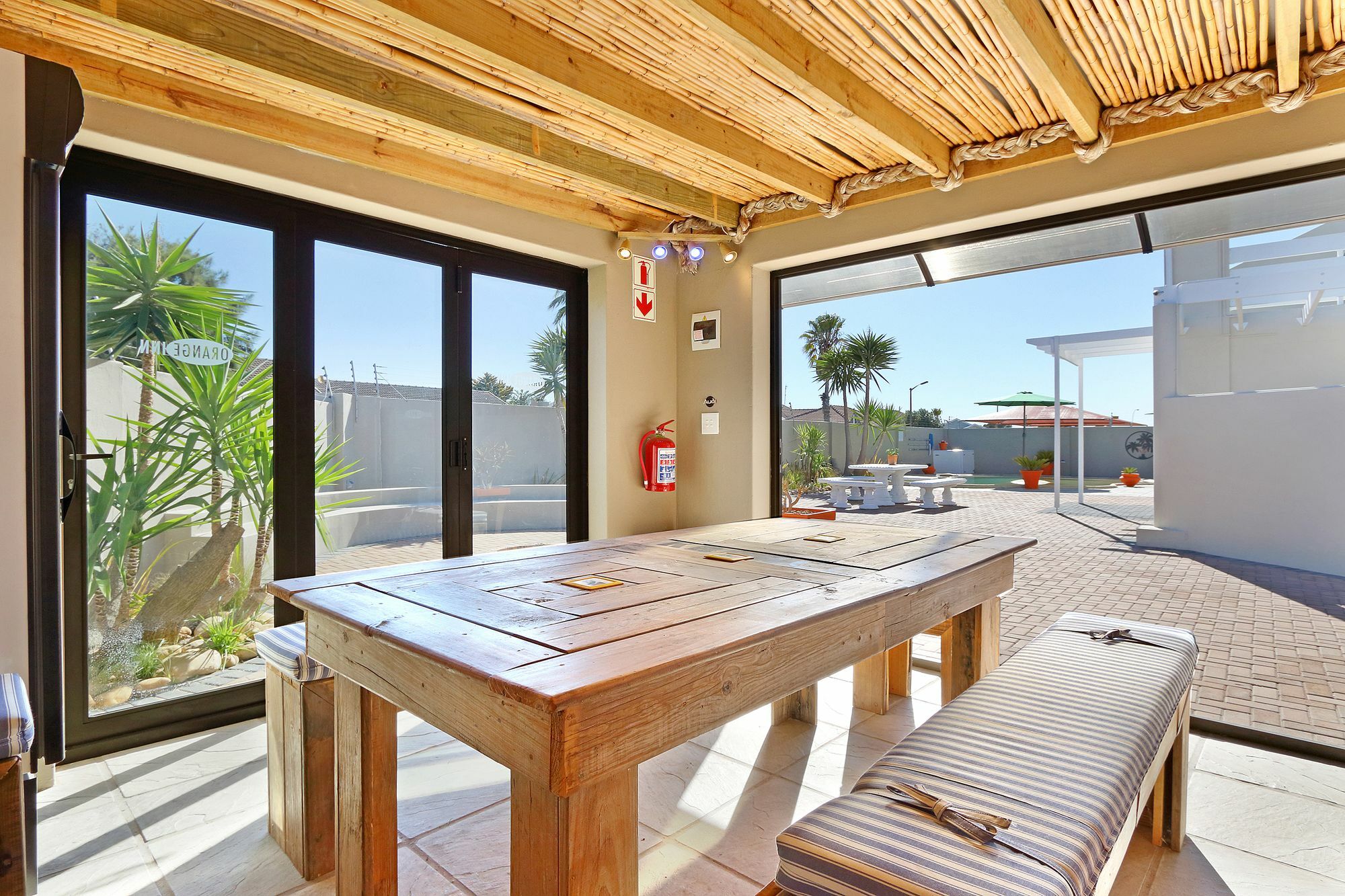 בלוברגסטראנד Orange Inn Melkbosstrand מראה חיצוני תמונה